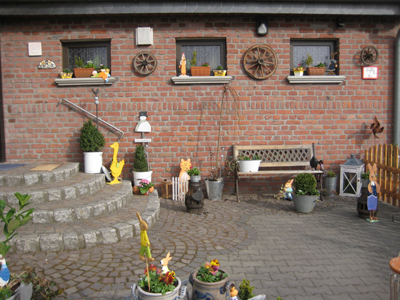 vor_dem_haus__1_
