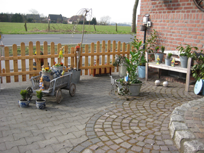 vor_dem_haus__2_
