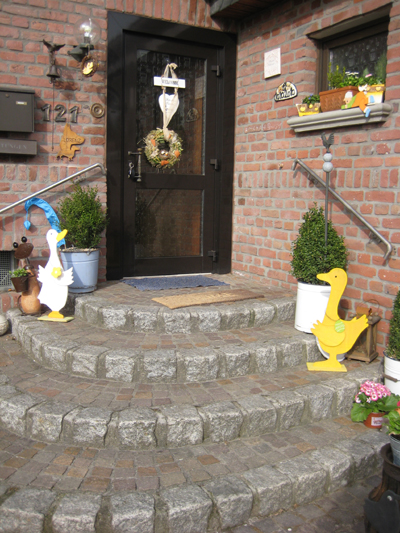 vor_dem_haus__3_